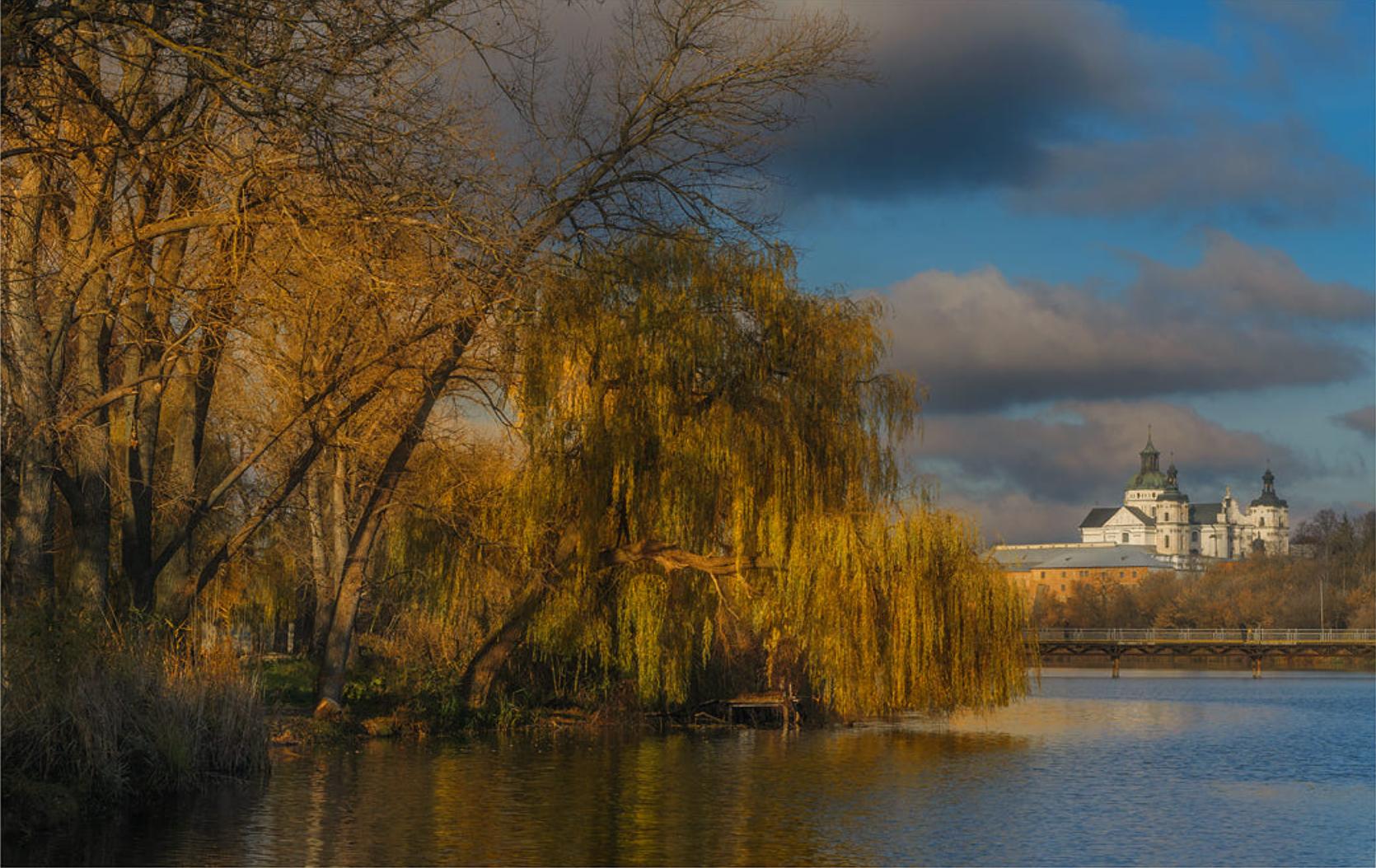 Autumn lake reflections